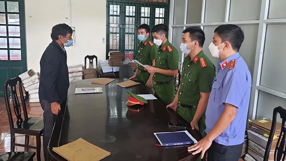 Cựu phó chủ tịch huyện bị bắt