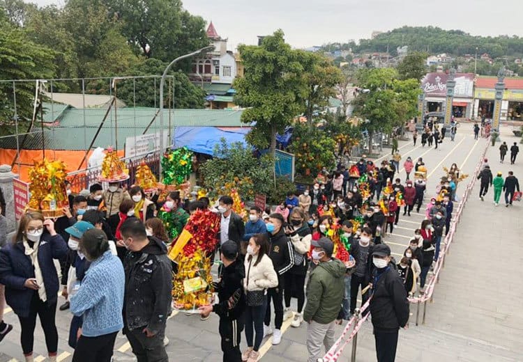 Nhiều địa phương mở cửa đền chùa, khôi phục dịch vụ