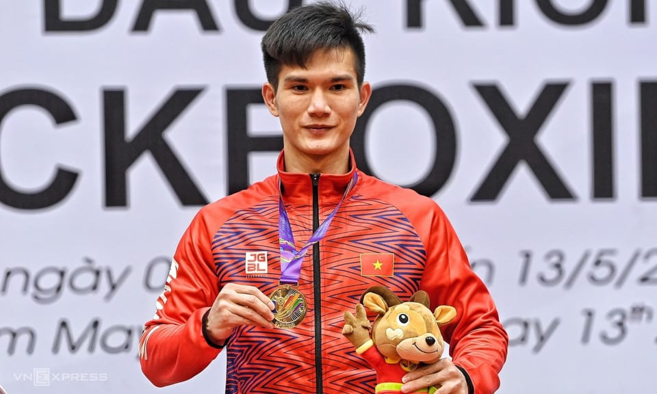 Võ sĩ kickboxing thèm ôm bố sau khi đoạt HC vàng